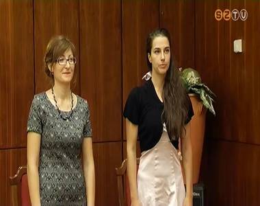 Ketten tettek �llampolg�rs�gi esk�t a V�rosh�z�n