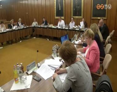 �l�sezett a Jogi �s T�rsadalmi Kapcsolatok Bizotts�ga