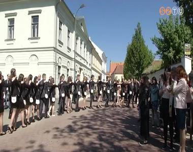 A legt�bb szombathelyi k�z�piskol�ban p�nteken tartott�k a ballag�st