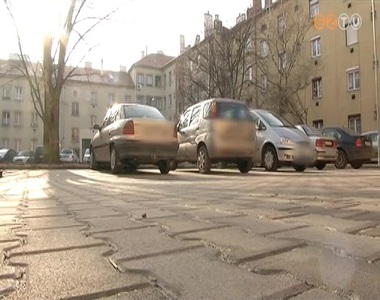 Rendőrök bűntethetik meg a szabálytalanul parkoló autósokat a Savaria téri tömbbelsőben Rendőrök bűntethetik meg a szabálytalanul parkoló autósokat a Savaria téri tömbbelsőben