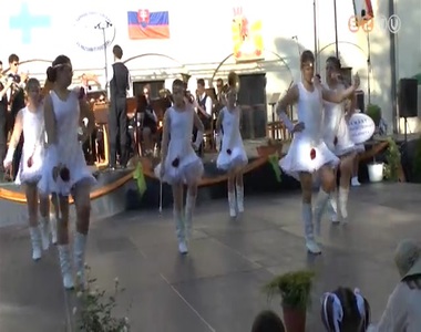 F�v�sok �s mazsorettek tal�lkoztak S�rv�ron