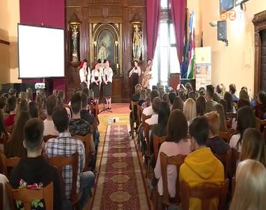 A Hargita megyei Gyimesfels�lokr�l fogadott vend�geket a premontrei pimn�zium