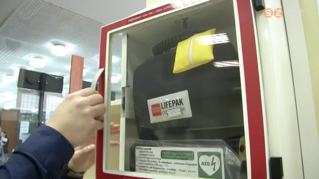 Biztonsági tasakok a félautomata defibrillátorok mellett Biztonsági tasakok a félautomata defibrillátorok mellett