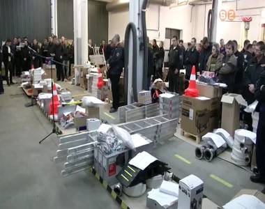 �j felszerel�sek a t�zolt�knak �s a ment�knek