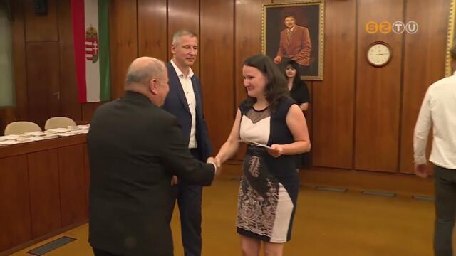 Dikok tltttk meg a Vroshza nagytermt