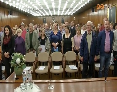 Esküt tesznek az Európai Parlamenti választás szavazatszámláló bizottságainak tagjai Esküt tesznek az Európai Parlamenti választás szavazatszámláló bizottságainak tagjai