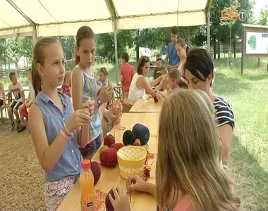 Egy h�t falun, m�gis a v�rosban