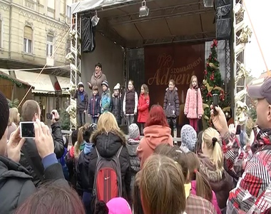 A V�ci-iskol�sok adtak adventi m�sort a F� t�ren