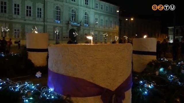 Fellobbant a harmadik láng az adventi koszorún Fellobbant a harmadik láng az adventi koszorún