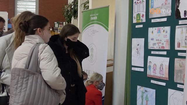 Ki�ll�t�s p�lyav�laszt�s el�tt �ll� fiataloknak