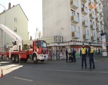 Megbontotta a sz�l egy t�bbemeletes lak��p�let szigetel�s�t az Ady t�ren