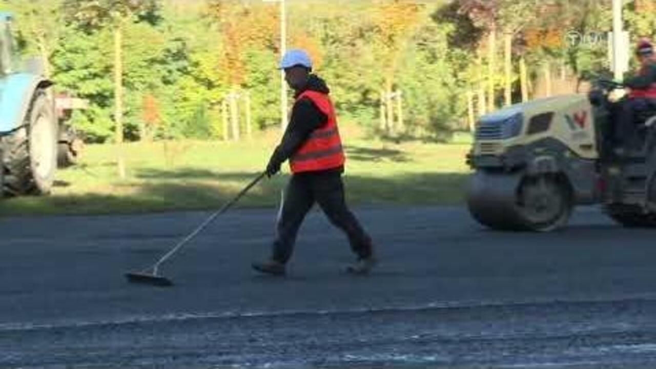 Folytat�dik az azbeszttel szennyezett k�zter�letek lefed�se Szombathelyen