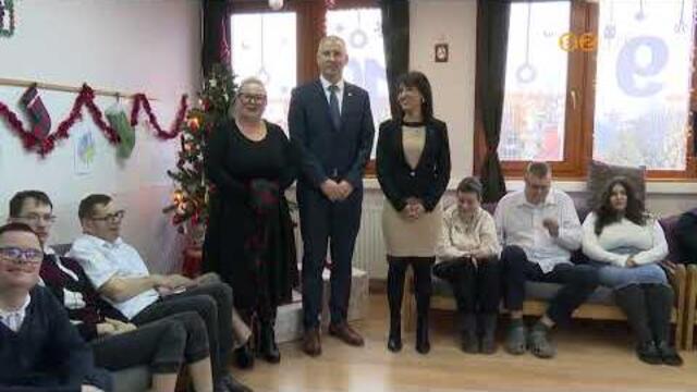 Kar�csonyi aj�nd�kokkal lept�k meg a v�rosi int�zm�nyeket a szombathelyi v�rosvezet�k