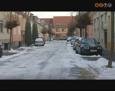 B�r m�lt h�t v�g�n volt havaz�s, sok utc�ban m�g mindig h�k�s�sak, s�kosak az utak