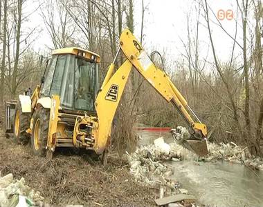 Tele volt a Gy�ngy�s patak pet-palackkal �s egy�b szennyez� hullad�kkal