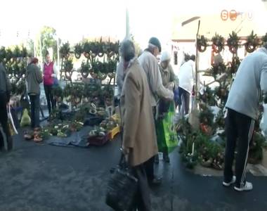 Piaci k�rk�p Mindenszentek el�tt