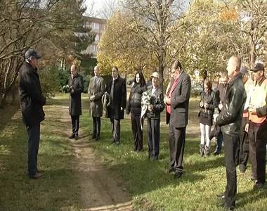 Koszor�z�ssal eml�keztek a roma holokauszt 72. �vfordul�j�n