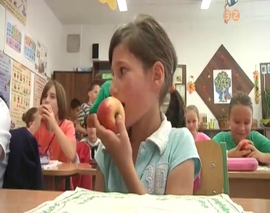 Almát, körtét és rostos ivólevet kapnak az iskolások Almát, körtét és rostos ivólevet kapnak az iskolások