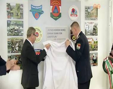 Eml�kfal a h�s�knek