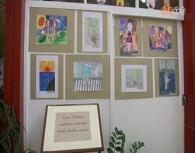 A seg�t�s eszmeis�g�t dolgozt�k fel rajz�r�kon