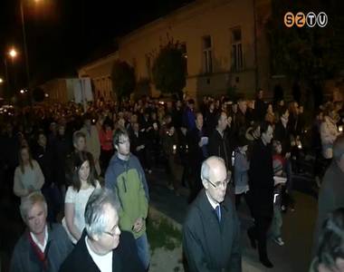 T�bb sz�zan vonultak a h�sv�ti kereszt�ton