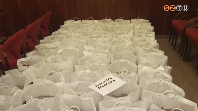 Karácsonyi ajándékcsomagot kaptak a szociálisan rászoruló családok Karácsonyi ajándékcsomagot kaptak a szociálisan rászoruló családok