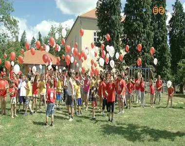 Meg�rkeztek a gyerekek a nardai t�borba