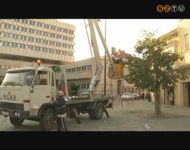 Megkezdt�k a kar�csonyi f�nyf�z�rek kihelyez�s�t a F� t�rre