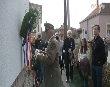 Megkoszor�zt�k Bakay Szil�rd vez�rezredes eml�kt�bl�j�t