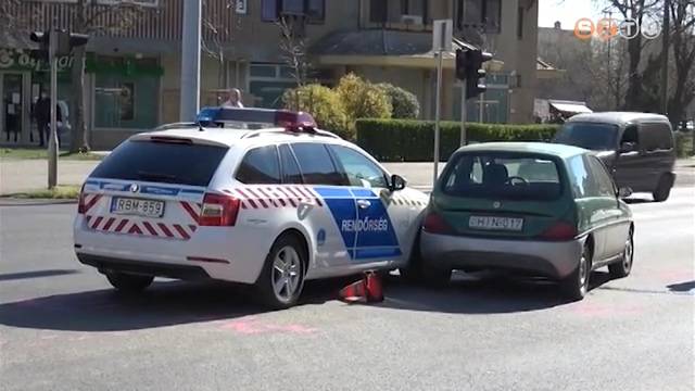 Rendőrautóval ütközött egy személyautó Rendőrautóval ütközött egy személyautó