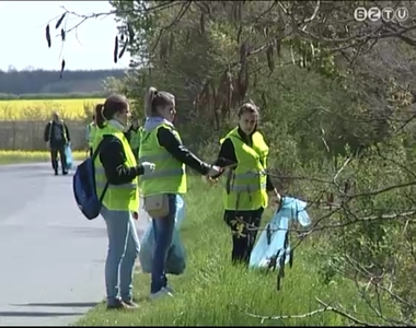 Diákok is szedték a szemetet a Föld napi akcióban Diákok is szedték a szemetet a Föld napi akcióban