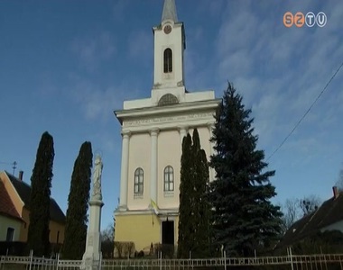Hétvégén a megyés püspök felszentelte a felújított hegyfalui plébániát Hétvégén a megyés püspök felszentelte a felújított hegyfalui plébániát