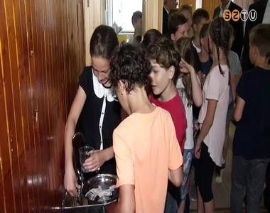 Fali iv�kutat avattak a Gothard Jen� �ltal�nos Iskol�ban