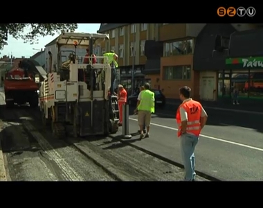 Burkolathelyreállítási munkálatok kezdődtek a Petőfi Sándor utca Március 15. téri körforgalom és a rendőrség közötti szakaszán Burkolathelyreállítási munkálatok kezdődtek a Petőfi Sándor utca Március 15. téri körforgalom és a rendőrség közötti szakaszán
