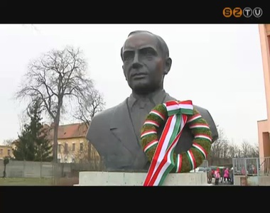 Halálának 56. évfordulója alkalmából megkoszorúzták Neumann János szobrát a nevét viselő iskolában Halálának 56. évfordulója alkalmából megkoszorúzták Neumann János szobrát a nevét viselő iskolában