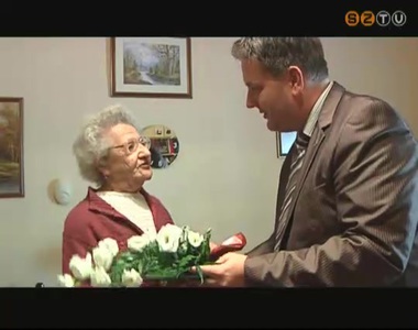 A 90 �ves Kapinya Ferencn�t k�sz�nt�tte Marton Zsolt alpolg�rmester
