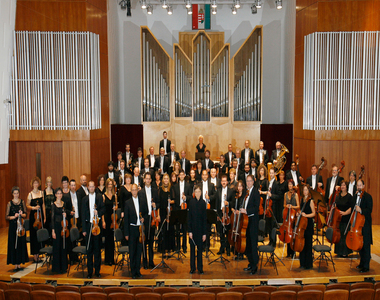 Megh�v� koncertre - a szimfonikus zenekar k�zlem�nye