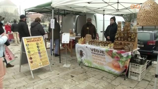 Idén előszört tartottak termelői piacot az MMIK előtti téren Idén előszört tartottak termelői piacot az MMIK előtti téren