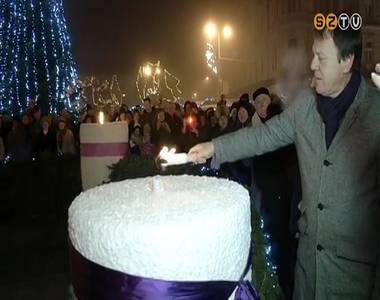 Minden gyertya l�ngja �g a F� t�ri �dventi koszor�n