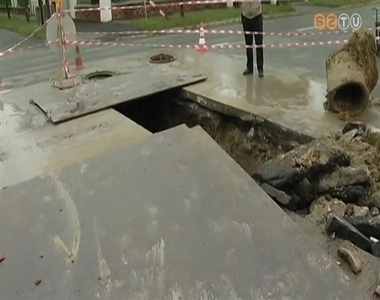 Beomlott a csatorna a Bart�k B�la k�r�t �s az Akacs Mih�ly utca keresztez�d�s�ben