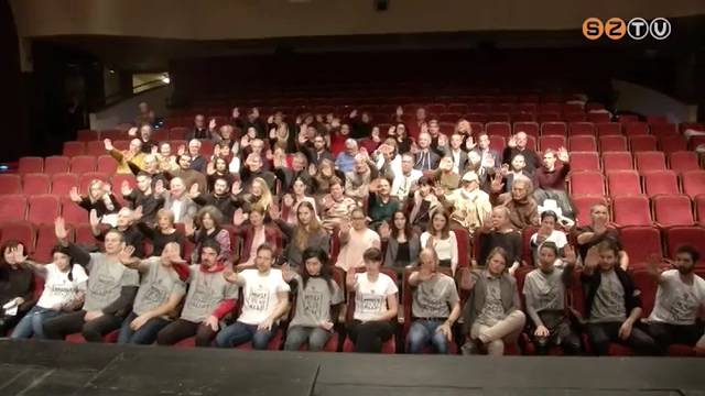 T�ntettek a sz�nh�zban