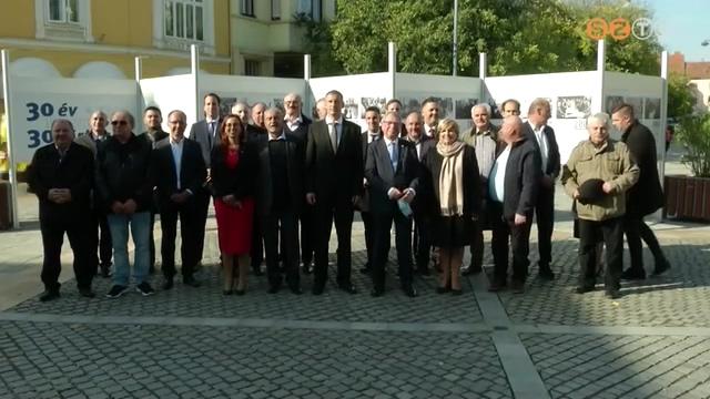 30 év - 30 kép kiállítás a Fő téren 30 év - 30 kép kiállítás a Fő téren