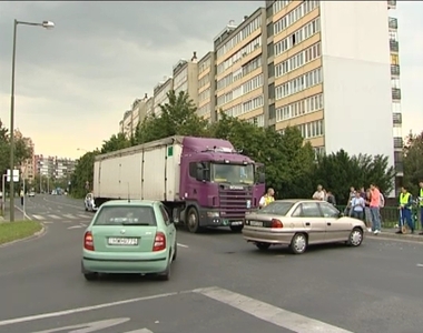 Kamion és személyautó karambolozott Kamion és személyautó karambolozott