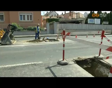 Szivárgott a víz a járdaszegélynél szerdán reggel a Hunyadi utca egy részén Szivárgott a víz a járdaszegélynél szerdán reggel a Hunyadi utca egy részén