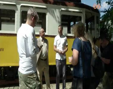 �jraind�tan� a villamosk�zleked�st a v�rosban a baloldali �sszefog�s