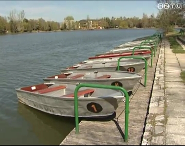 M�r lehet cs�nak�zni �s v�zibiciklizni a Cs�nak�z� tavon