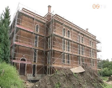 Zajlanak a munk�latok a reform�tus templomn�l