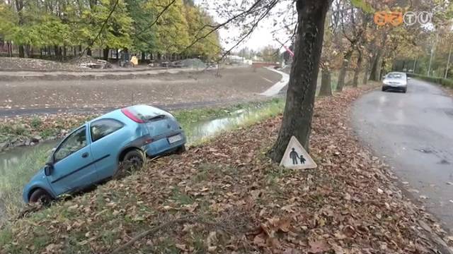 Autó a patakmederben Autó a patakmederben