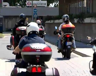 Motorra pattantak a rend�r�k
