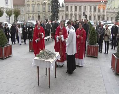 A Vir�gvas�rnappal megkezd�d�tt a Nagyh�t